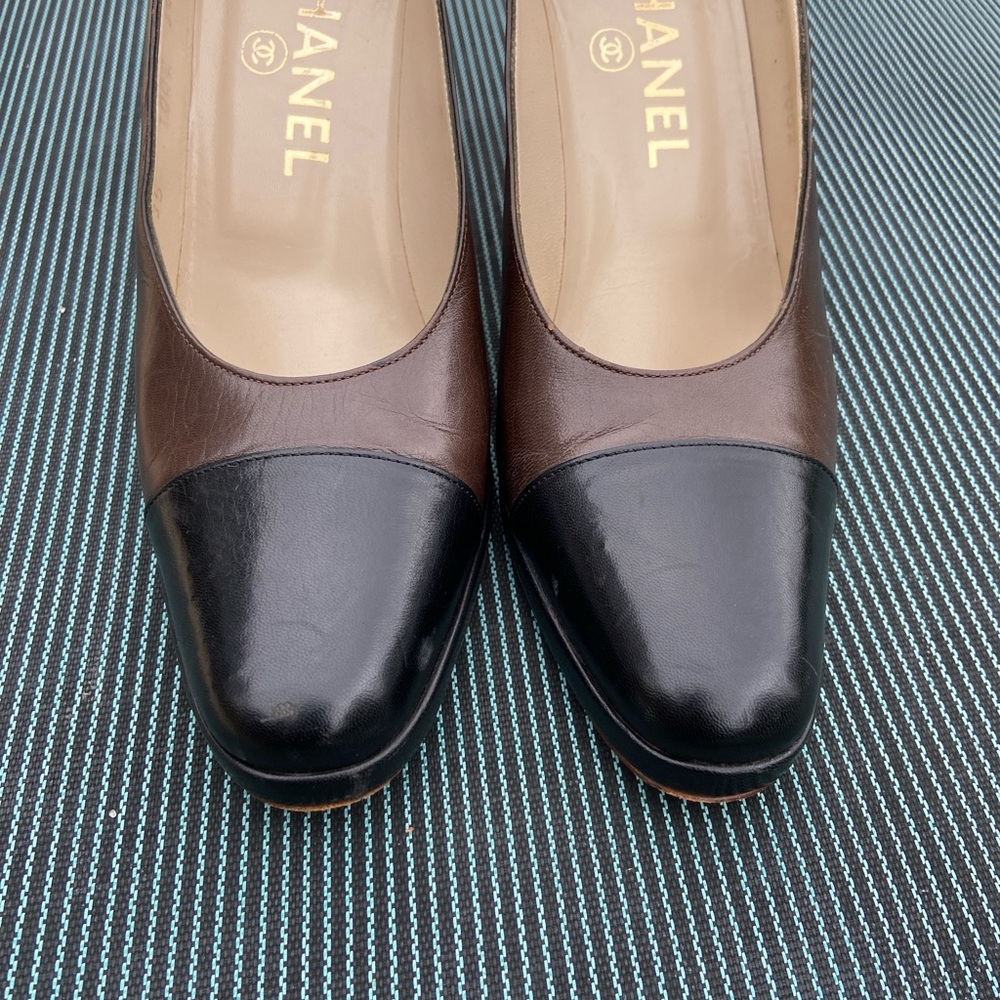 CHANEL Two-Tone Brown and Black Leather Cap-Toe Pumps - Picture 2 of 7